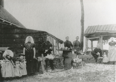 3-19 Klompenmakerij van Leopold Cesar Coppens aan het Essendijkje te Eversdijk. V.l.n.r. Maria Clementina Coppens, ...