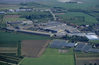 35-1279 Fabrieksterrein De Smokkelhoek te Kapelle met de conserverfabriek Coroos, gezien vanuit de lucht