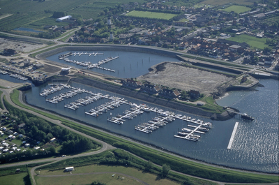 35-1284 Het oude sluizencomplex en de nieuwe jachthaven te Wemeldinge, gezien vanuit de lucht