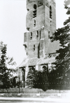 5-103 De in mei 1940 als gevolg van oorlogshandelingen zwaar beschadigde toren van de Nederlandse Hervormde kerk te Kapelle