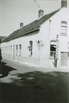 5-111 Het Armenhuis op de hoek Kerkplein-Biezelingsestraat-Ooststraat te Kapelle, met oorlogsschade van de meidagen 1940