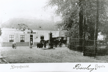 5-113 Dorpsgezicht. Kapelle. Het Kerkplein met herberg De Zwaan te Kapelle