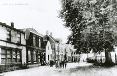 5-115 Kapelle, Kerkplein. De oostzijde van het Kerkplein met links herberg De Zwaan en rechts de kerktuin te Kapelle