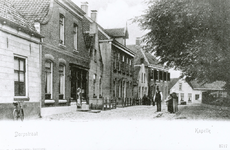 5-119 De oostzijde van het Kerkplein met rechts een stukje van de kerktuin te Kapelle