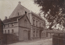 6-192 Het gemeentehuis aan de westzijde van het Kerkplein te Kapelle, gebouwd in 1878 als woonhuis door de familie Van ...