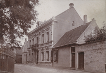 6-193 Het gemeentehuis aan de westzijde van het Kerkplein te Kapelle, gebouwd in 1878 als woonhuis door de familie Van ...