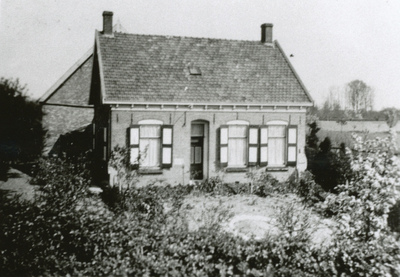 7-102 Boerderij Molenzicht aan de Biezelingsestraat te Kapelle. Links en rechts van het huis staan houten ...