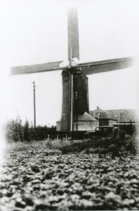 7-54 De oude molen aan de Biezelingsestraat te Kapelle. Gesloopt in 1951