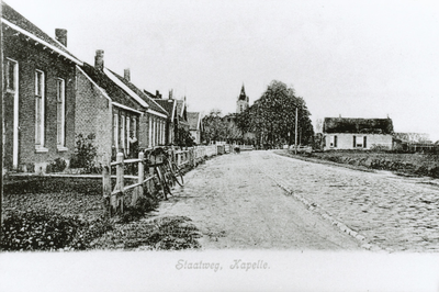 7-95 Straatweg, Kapelle. De Biezelingsestraat te Kapelle met op de achtergrond de bomengroep van het buitenhof Jagtlust