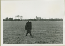 103-4 Ir. M.A. Geuze op een perceel landbouwgrond bij Poortvliet