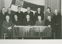182-12 Het eerste Dagelijks Bestuur van de ZLM na de Bevrijding. Zittend van links naar rechts: A. Hartog (†), Ir. J.D. ...