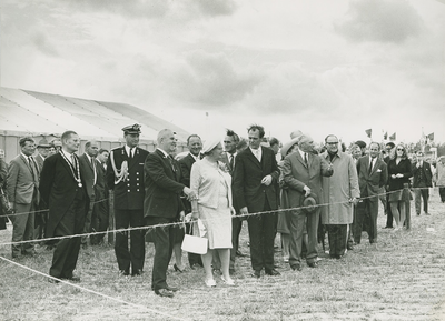 182-6 Bezoek van koningin Juliana aan een manifestatie van de ZLM ter gelegenheid van het 125-jarig bestaan in ...