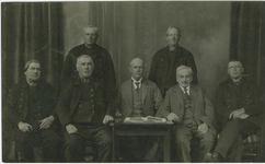 185-11 Het bestuur van de Kring Walcheren van de ZLM. In het midden jhr. P.J. Bogaart, rechts staand P. Melisken, ...