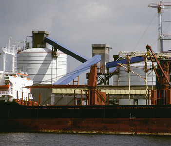 1203 Lossen van een schip met aluinaarde