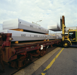 1234 Beladen van een treinwagon met palen