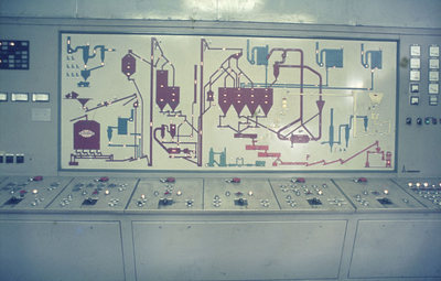 1240 Controlekamer van de anode pastafabriek, met schematische voorstelling van het fabricageproces