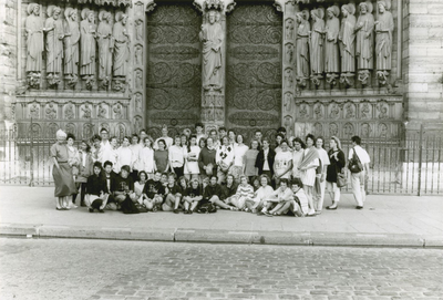 1827 Prijswinaars van het concours voor de Notre Dame in Parijs, links Erika Beijer, begeleidster