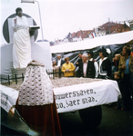 A-0879 Brouwershaven. Markt. Herdenking 400-ste geboortedag Jacob Cats: als standbeeld A.A. (Rina) van der Weele-Bakker.