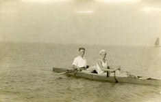 A-7033 Westenschouwen. Arnold Christiaan Gelderman (Zierikzee 9 juli 1911) en zijn zus Anna Marie Gelderman (4 oktober ...