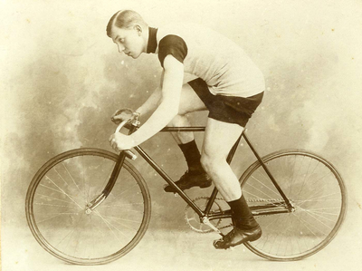 A-7038 Locatie onbekend. Studiofoto. Edzard Jacob Gelderman (Den Haag 5 februari 1881) als wielrenner. Hij werd ...