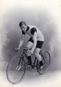 A-7039 Locatie onbekend. Studiofoto. Edzard Jacob Gelderman (Den Haag 5 februari 1881) als wielrenner. Hij werd ...