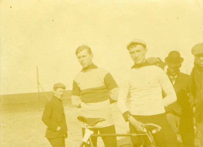 A-7050A Locatie onbekend. Edzard Jacob Gelderman, links, in trui met donkere streep, naast collega-coureur bij een ...