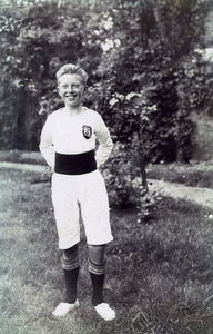 A-7069B Zierikzee. Arnold Christiaan Gelderman(Zierikzee 9 juli 1911)als lid van de atletiekvereniging Rust Roest 