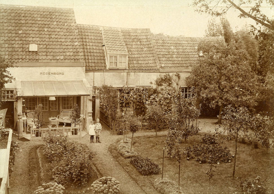 A-7337 Zierikzee. Achterzijde Hogemolenstraat. De pandjes aan de Hogemolenstraat grensden aan de tuin van het huis ...