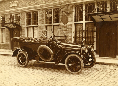 A-7338 Zierikzee. Havenpark. Edzard Jacob Gelderman ('s Gravenhage 05-02-1881; Noordgouwe 01-07-1940) in zijn auto: ...