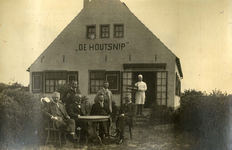 A-7345 Westenschouwen, Hogeweg 134. Huize De Houtsnip . Zittend v.l.n.r: Cornelis Mattheus Bal (Zierikzee 1874), ...