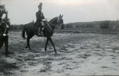 A-7469 Ede. 1e Luitenant, Arnold Christiaan Gelderman, op zijn paard Lieske, tijdens zijn installatie bij het korps der ...