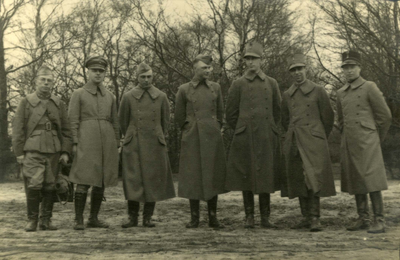 A-7505 Locatie onbekend. Een groep militairen, met rechts Arnold Chr. Gelderman