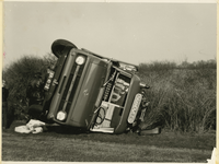 AR-0037-001 Haamstede. Vroonweg. De brandweerauto van het korps Renesse gaat over de kop op weg naar een duinbrand bij ...