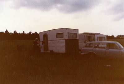 AR-0037-036 Haamstede. Zandweg. Brandweeroefening in het openzagen van een caravan om een slachtoffer (een pop) er uit ...