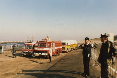 AR-0037-044 Neeltje Jans. Brandweer paraat tijdens het koninklijk bezoek van Prinses Beatrix en Prins Claus en hun ...