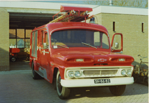 AR-0037-137b Haamstede. Schuitkant. De nieuwe brandweerkazerne met daarvoor de Chevrolet ladderwagen met kenteken ...