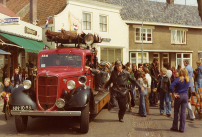AR-0037-154 Haamstede. Ring. Demonstratie op Koninginnedag met een uit 1952 stammende manschappenwagen