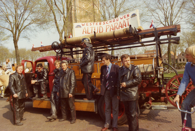 AR-0037-155 Renesse. Hoek Korte Reke / Lange Reke. De manschappenwagen met kenteken NN-10-93 uit 1952 op Koninginnedag