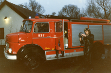 AR-0037-220 Haamstede. Torenweg. Brandweeroefening in hotel-restaurant 'De Schouwse Boer'. De Mercedes Benz 1113 met ...