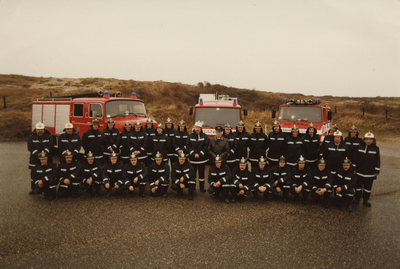 AR-0037-239 Renesse. Scholderlaan. Overdracht van HV871 (Hulpverleningswagen). Groepsfoto van het voltallig ...