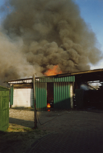 AR-0037-244 Renesse. Lindelaan, Uitslaande brand bij Bouwman transport en kraanverhuur