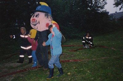 AR-0037-260 Renesse. De brandweer werkt mee aan het schoolkamp van de Beatrixschool uit Zierikzee