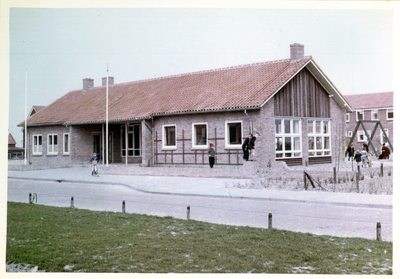 AR-0285-001 Nieuwerkerk. Ribesstraat. De op 11-04-1957 geopende nieuw gebouwde Algemene Kleuterschool, die in de plaats ...
