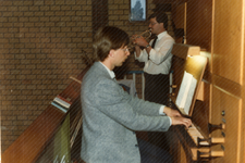 AR-0308-009 Nieuwerkerk. Gereformeerde Kerk. Organist Rien Balkenende en trompettis Peter Vaane tijdens de viering van ...