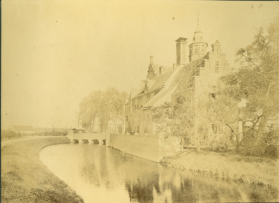 AR-0316-109 Renesse. Laone. Slot Moermond gezien van het zuidwesten. De stenen brug en de grachtmuur zijn in 1910 aangebracht