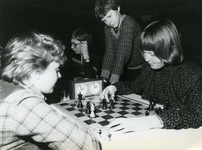 AR-0334-008 Zierikzee. Schaakvereniging Zierikzee. Diploma schaken. V.l.n.r: Monique van der Veken, Frank Koper, Hans ...