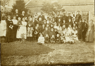 AR-0474-0338 Brouwershaven. Waarschijnlijk een groep Begische vluchtelingen, die op 11 oktober 1914 aankwamen