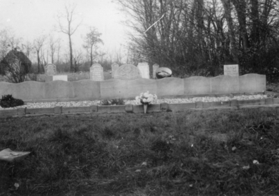 AR-0489-0935-014 Renesse. Moolweg. Begraafplaats. De graven van De Tien van Renesse .