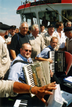 AR-0603-024 Bruinisse. Vissershaven. De accordeonisten van het Bruinisser Visserskoor aan boord van een mosselkkotter, ...