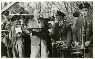 AR-0653-11-012 Renesse. Scholderlaan. Strao. De muzikanten van Luctor et Emergo krijgen in de Scholderlaan iets te ...